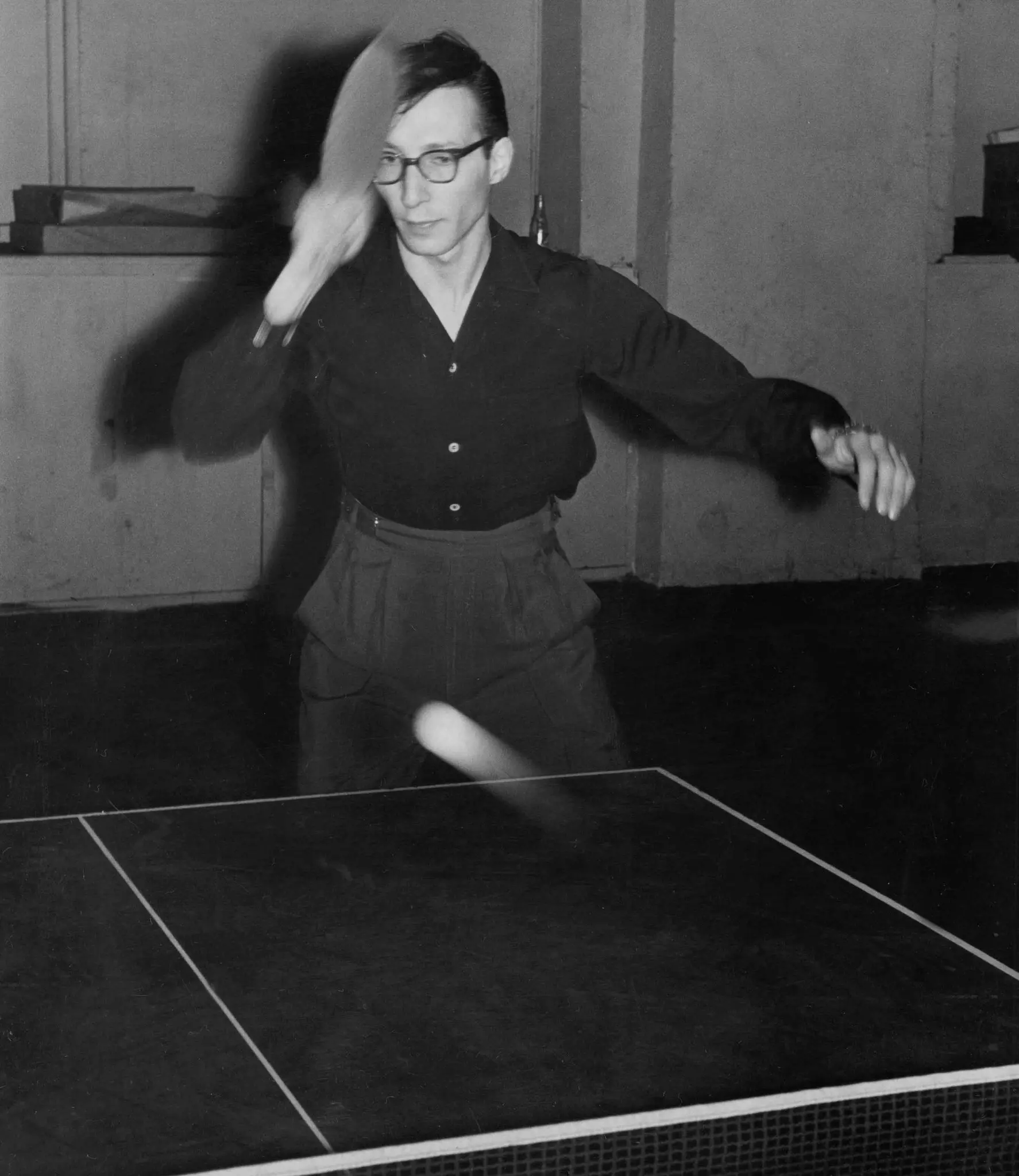 Марти Рейсман демонстрирует технику удара в настольном теннисе Манхэттен 1960 год
