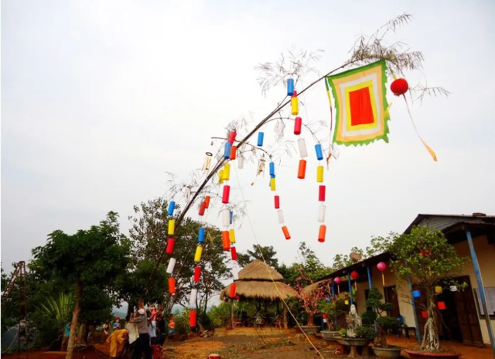 Вьетнамское новогоднее украшение кэйнеу с фонариками и колокольчиками