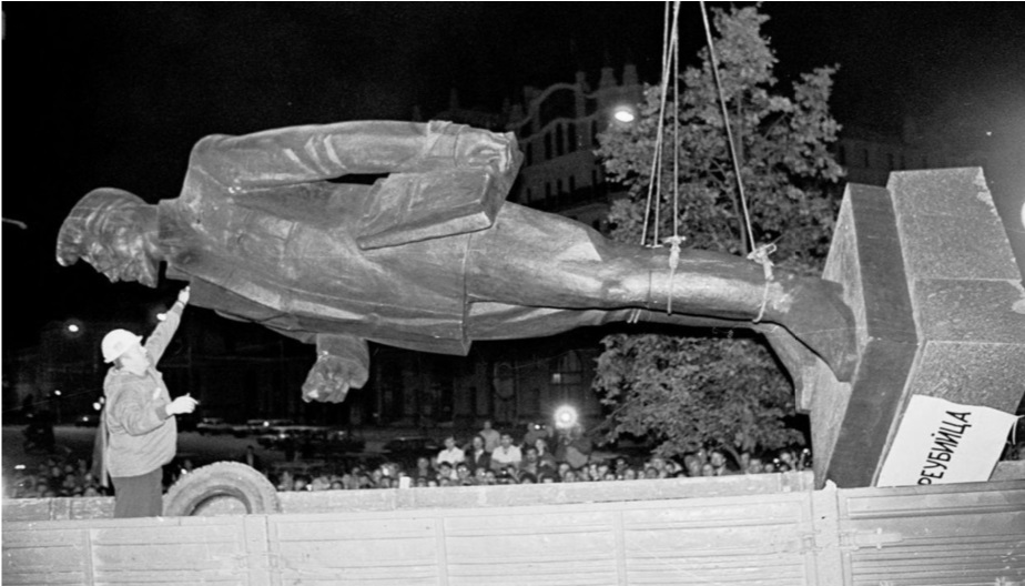 Демонтаж памятника Якову Свердлову краном ночью, 24 августа 1991 года