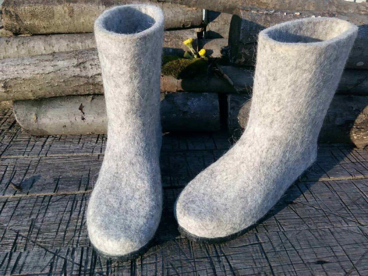 Серые валенки у бревенчатой стены