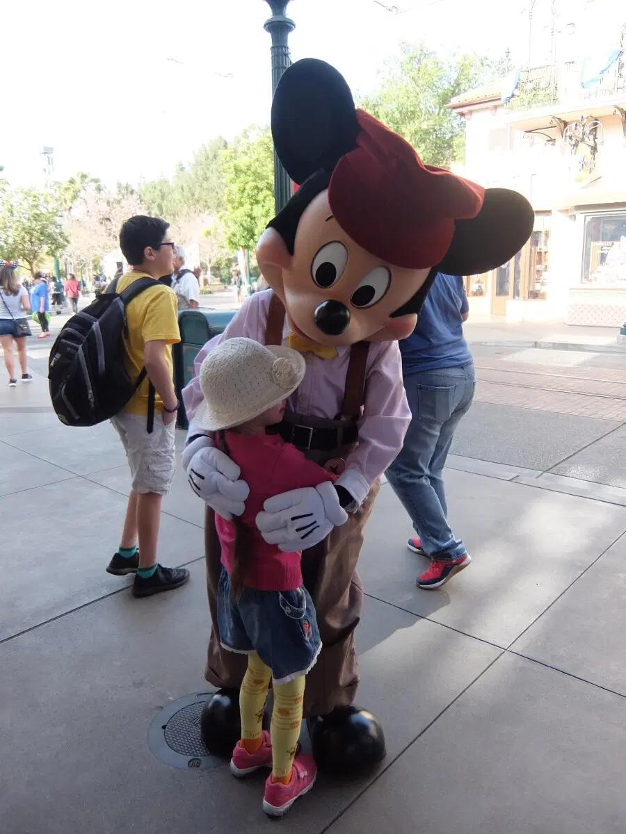 Диснейленд правило объятий персонажи с детьми