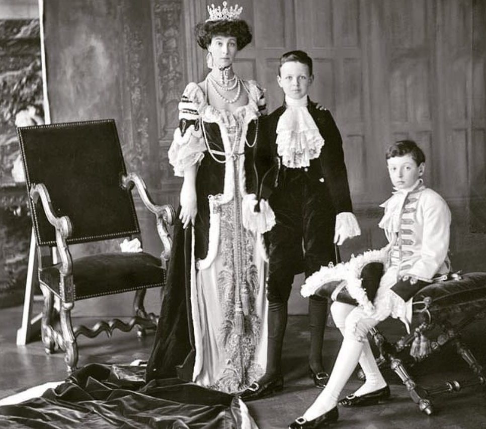 Консуэло Вандербильт с сыновьями коронация Георга V королева Мария церемониальные наряды