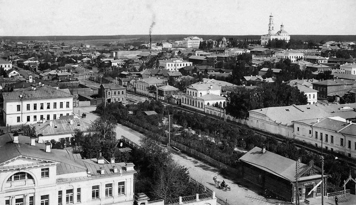 Вениамин Метенков: Панорамный вид Екатеринбурга конца XIX века с домами, церквями и заводами