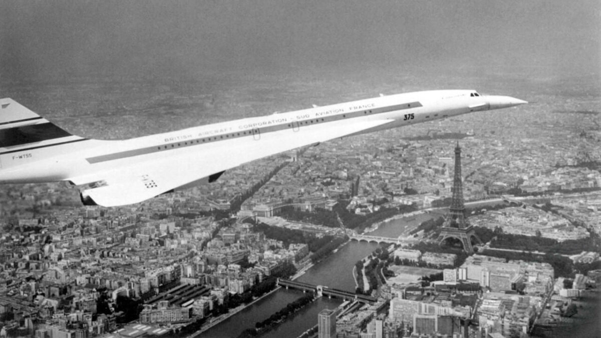 Конкорд в небе над Парижем легендарный силуэт