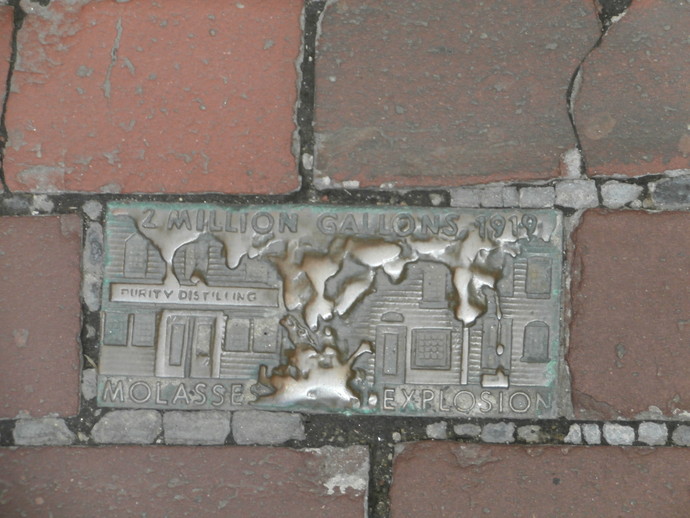 Мемориальная табличка на месте потопа в Бостоне