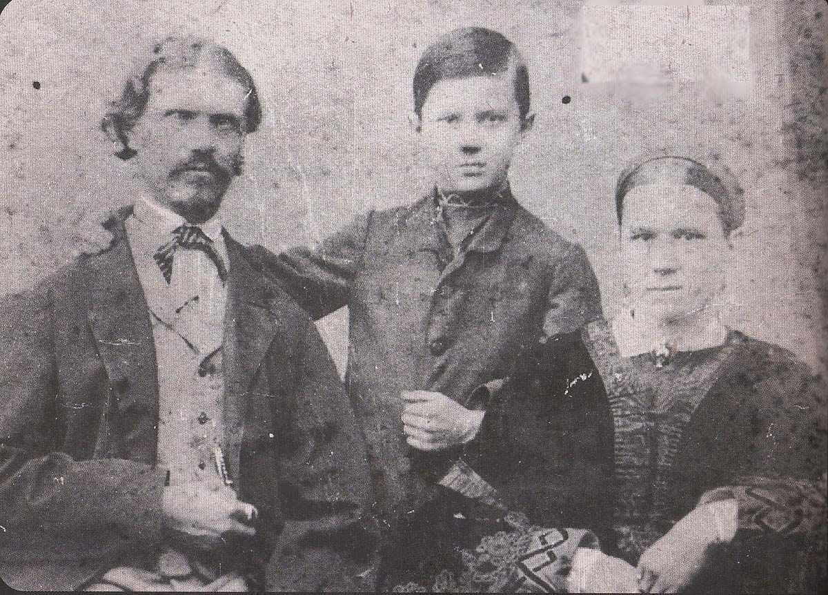 Семейный портрет Вениамина Метенкова с родителями в молодости