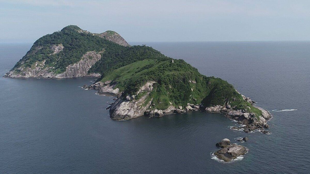 Кеймада Гранди остров аэрофотосъемка с маяком и лесом