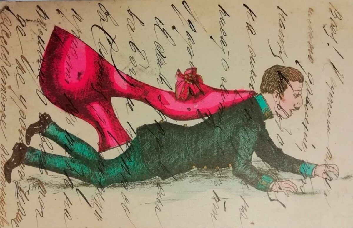 Открытка с мужчиной под огромным красным каблуком жены, лежащим на полу