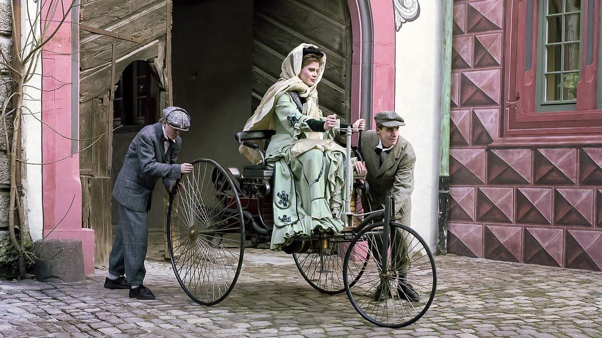 Реплика автомобиля Benz Patent-Motorwagen 1886 года - кадр из фильма 