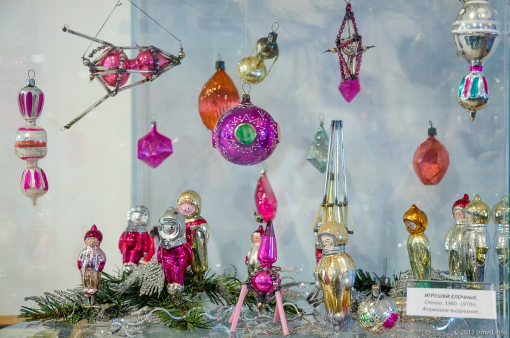 Коллекция различных стеклянных елочных игрушек на космическую тематику из СССР