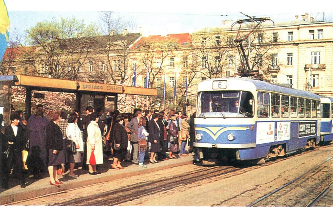 Уличная сцена Загреба начала 1980-х годов с трамваем и прохожими