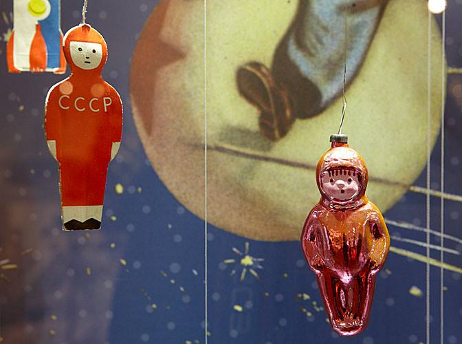 Разнообразие советских елочных игрушек-космонавтов и ракет из разных материалов