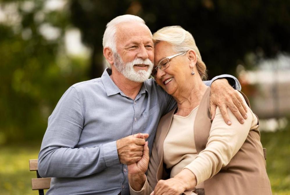 Собака обнимает хозяина преданность дружба