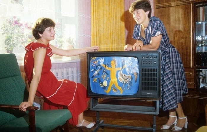 Молодежь смотрит музыкальную передачу 1980-е телевидение и культура