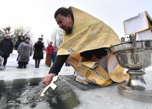 Крещенская вода: научный взгляд на «святой лед» и почему она не портится