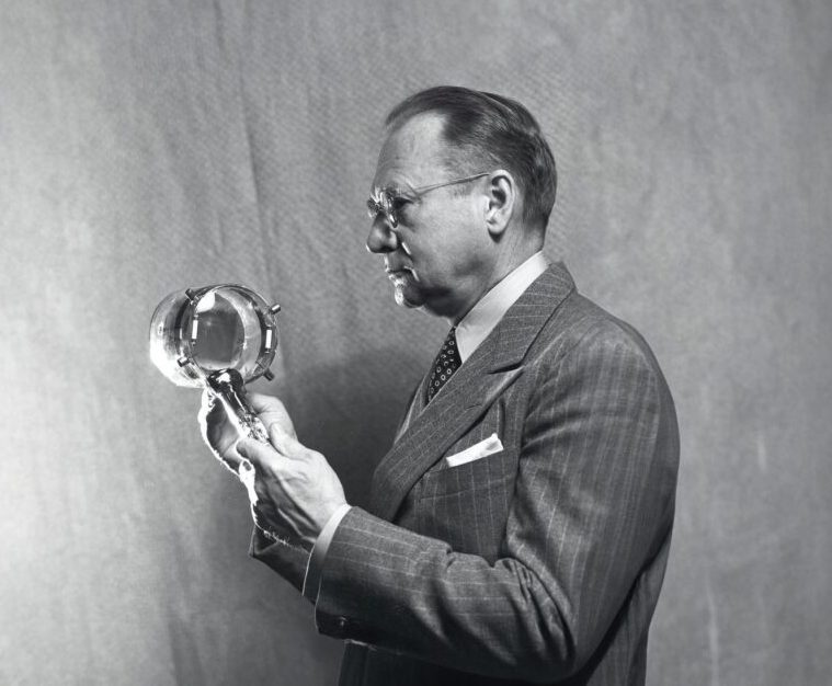 Владимир Зворыкин с иконоскопом изобретение электронного телевидения