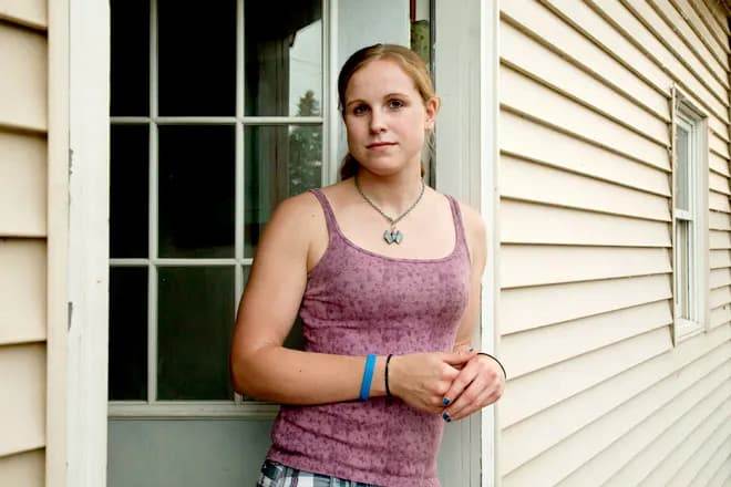 Современное фото взрослой Джины Гис &mdash; матери троих детей и активистки