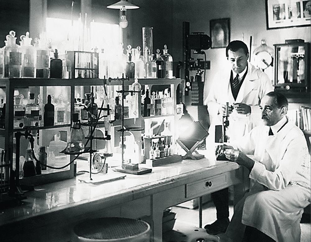 Сергей Воронов хирург обезьяны в лаборатории с ассистентом за работой