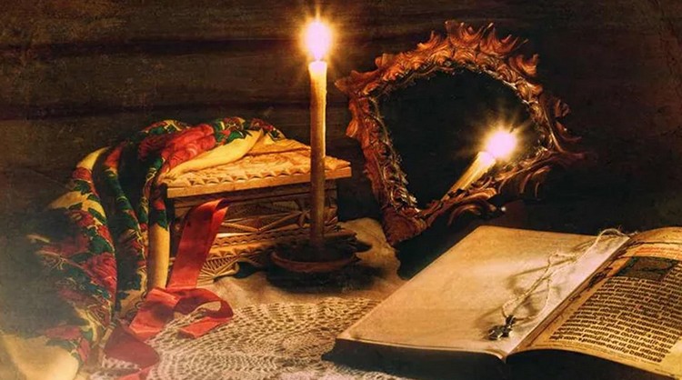 Натюрморт с зеркалом, свечами и атрибутами для гадания в деревенском стиле