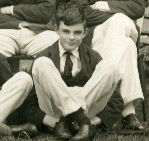 Алан Тьюринг школьник подросток в форме