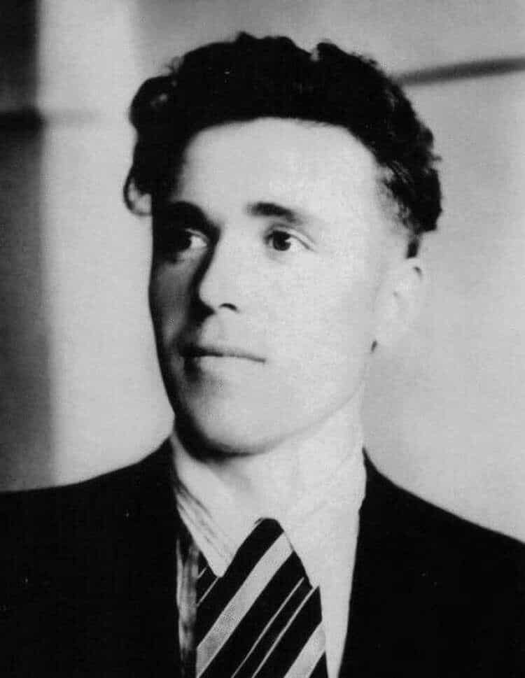 Виктор Чукарин в молодости студент техникума фото