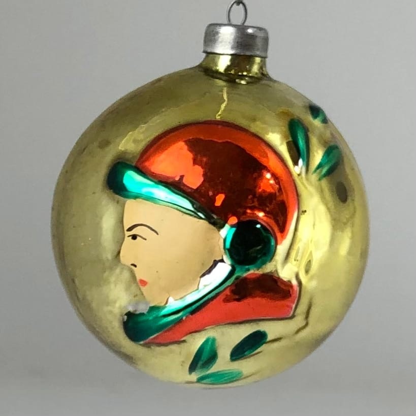 Елочный шар с изображением профиля космонавта в шлеме