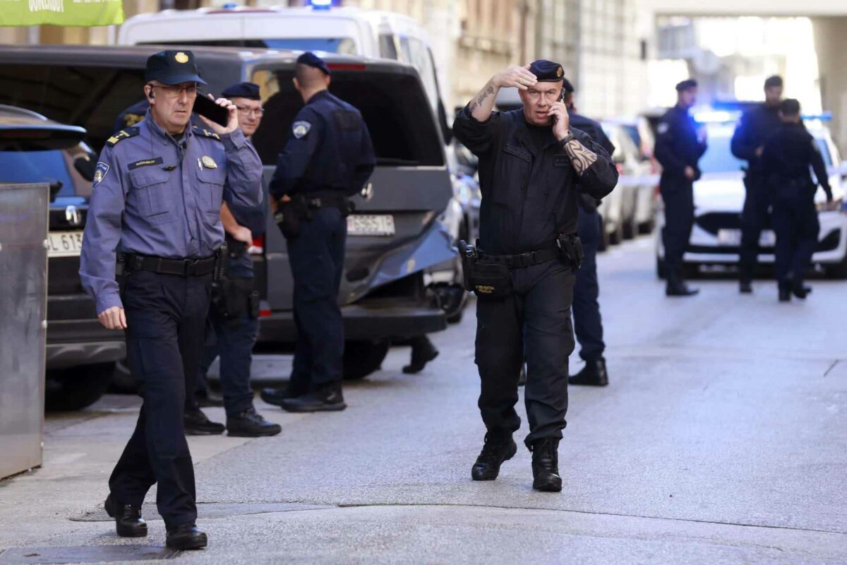 Полицейские осматривают заброшенную квартиру Хедвиги Голик в Загребе