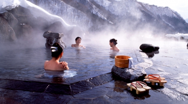 Японцы в горячем источнике зимой