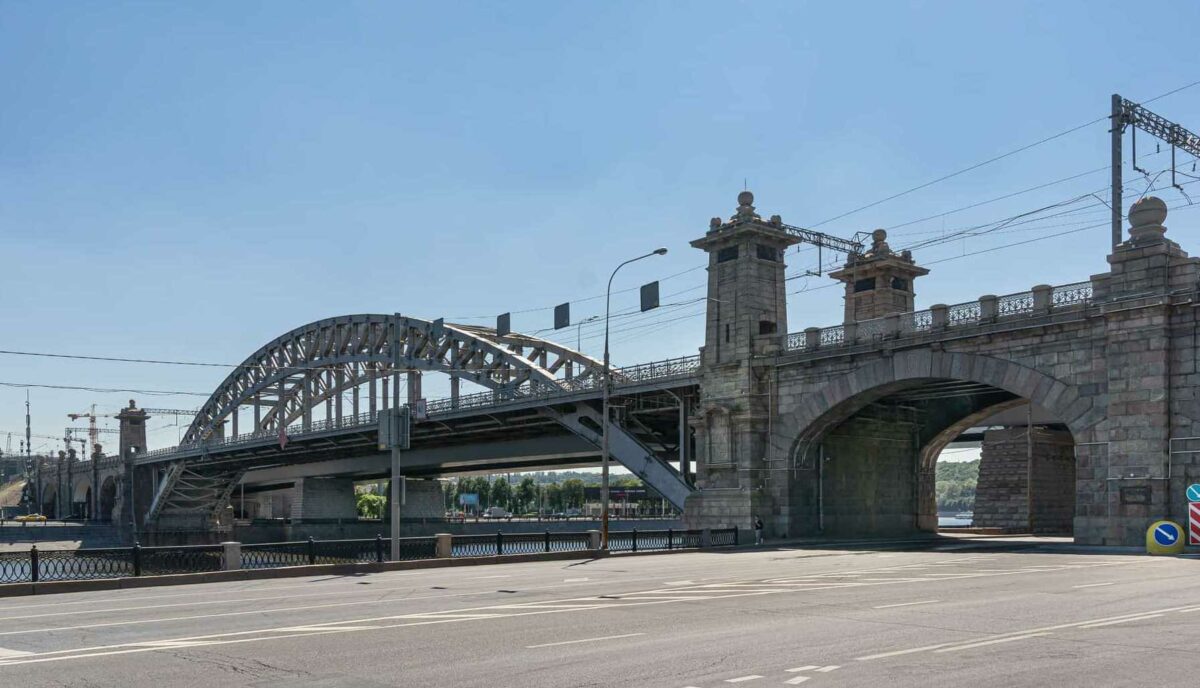 Вид на Краснолужский железнодорожный мост через Москву-реку