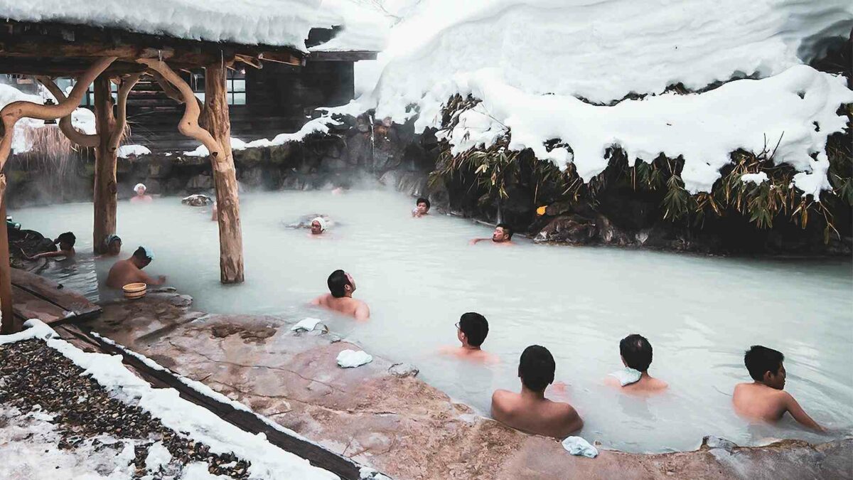 Открытый ротенбуро с видом на зимний японский пейзаж