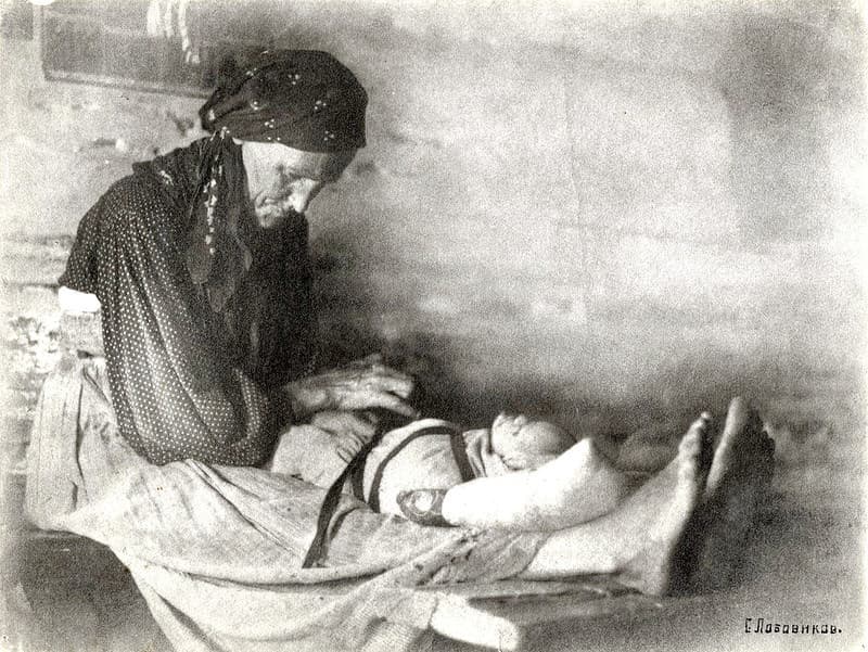 Пожилая крестьянка — типичный портрет повивальной бабки конца XIX — начала XX века