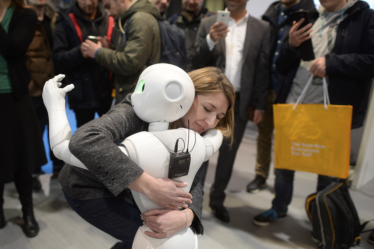 Милые объятия людей и роботов