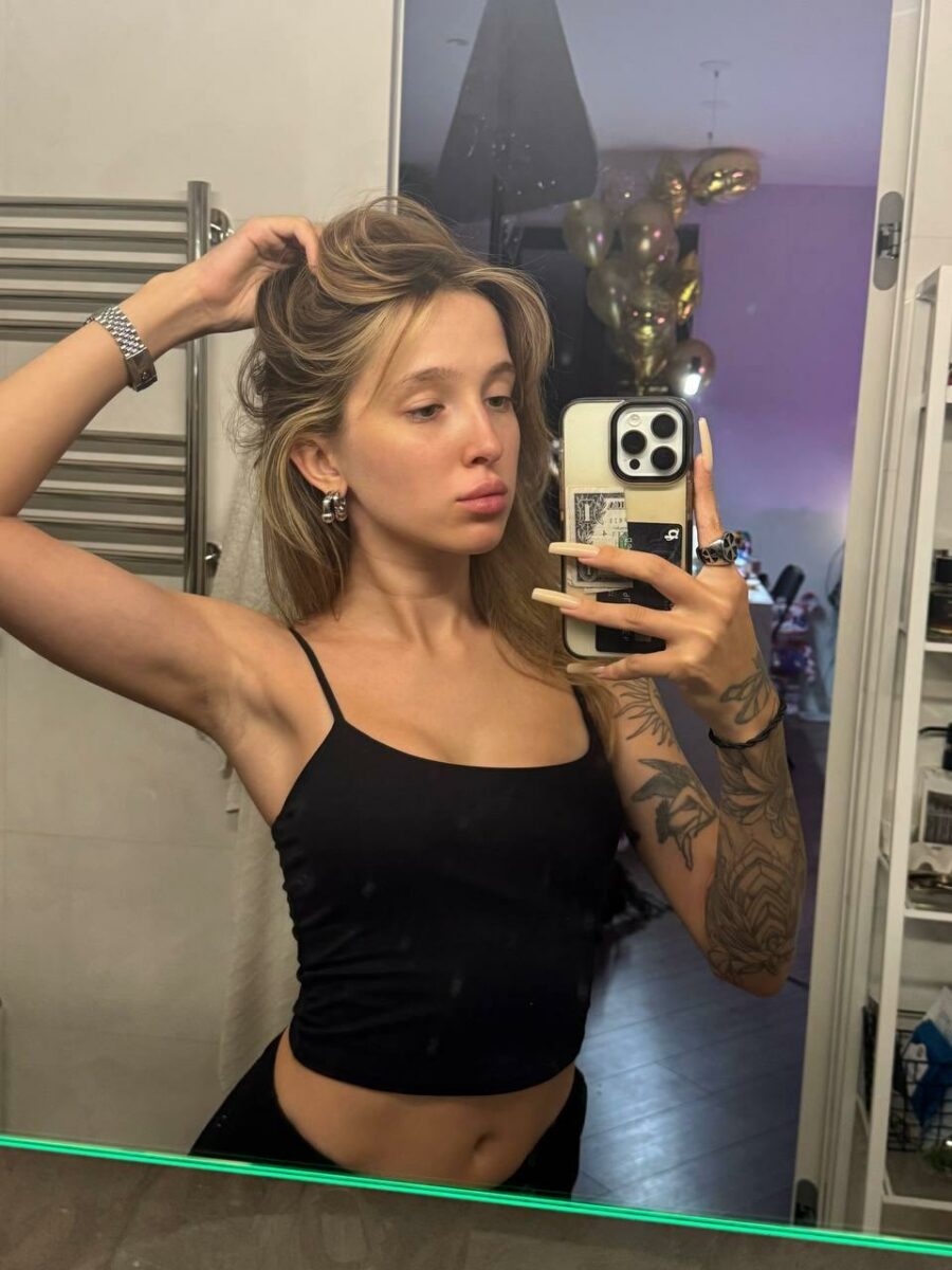 Gensyxa в ярком образе с татуировками