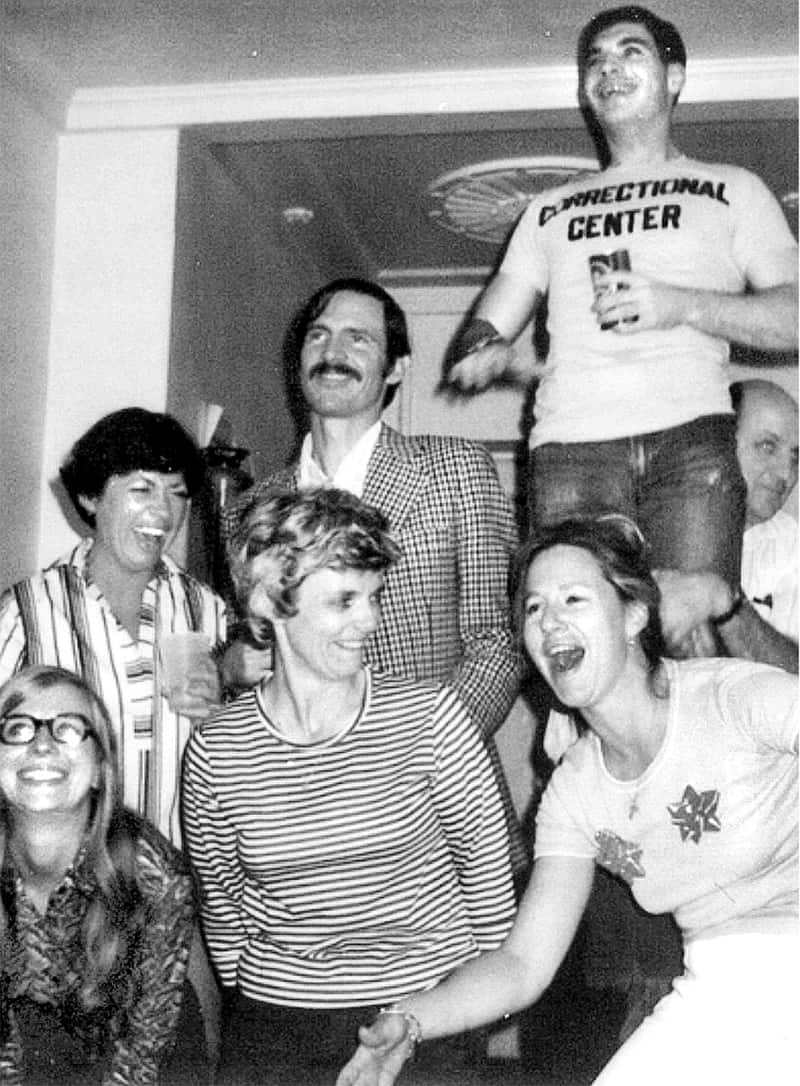 Марта Петерсон (справа) улыбается в компании друзей во время вечеринки на московской квартире