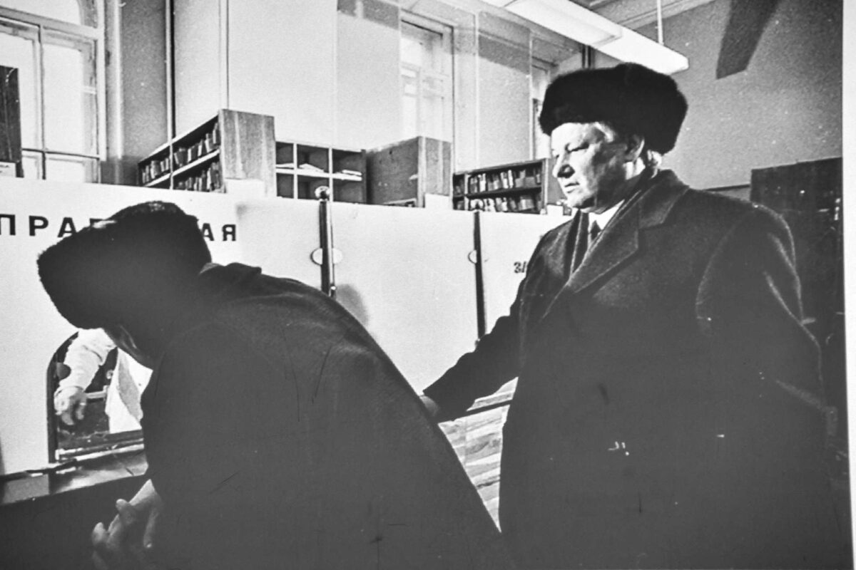 Борис Ельцин в очереди в регистратуре районной поликлиники