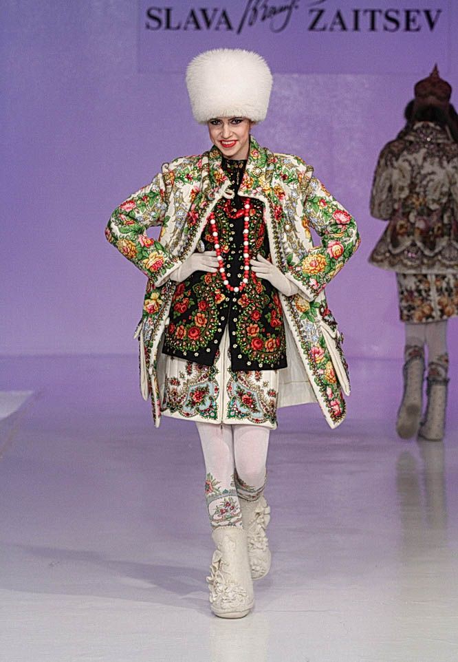 Модель в ярком наряде и дизайнерских валенках на подиуме показа Славы Зайцева 1990-х годов
