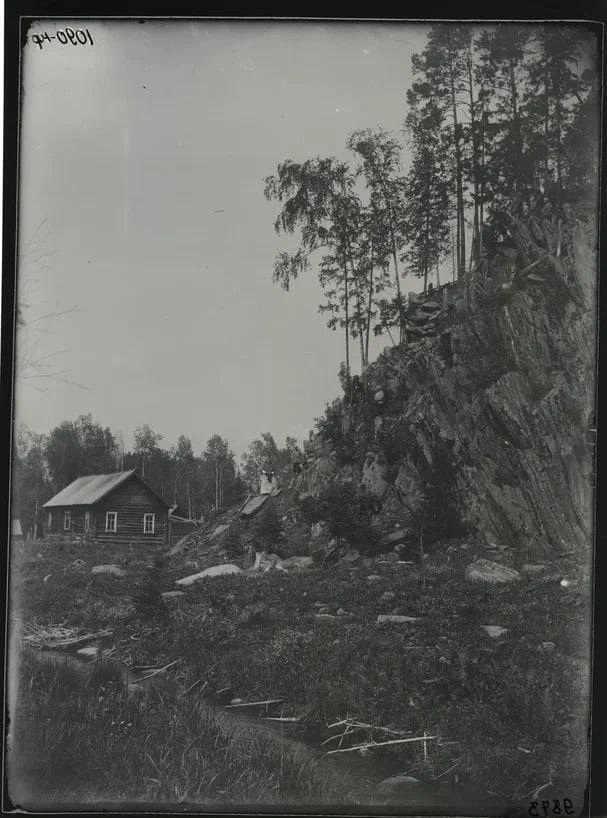 Вениамин Метенков: Домик на опушке леса у подножия скалы конца XIX века