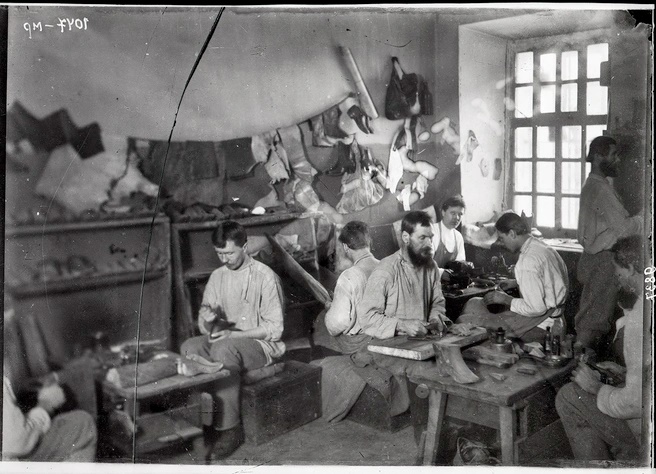 Вениамин Метенков: Группа сапожников за работой в мастерской конца XIX века