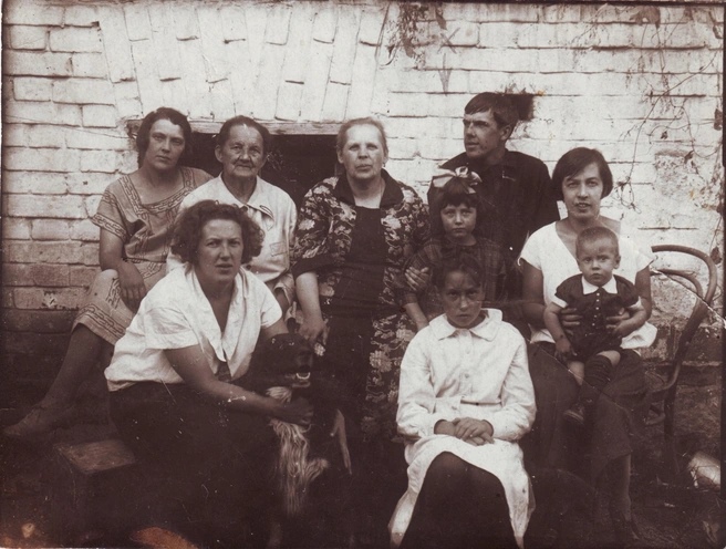 Групповой семейный портрет семьи Вениамина Метенкова в Свердловске около 1930 года