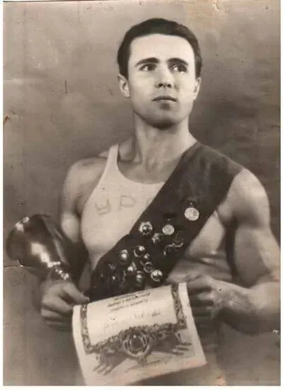 Виктор Чукарин с кубком и грамотой