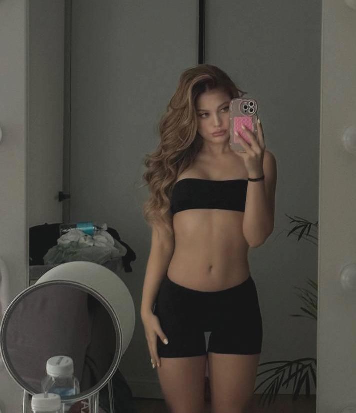 Дилара Зинатуллина в образе для соцсетей