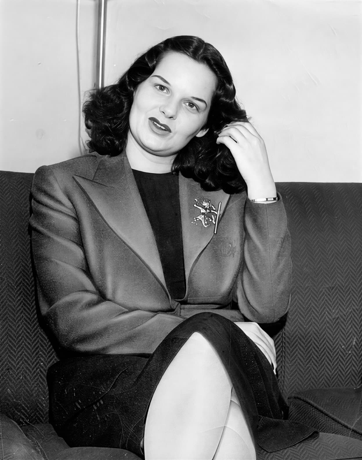 Вирджиния Хилл в костюме в Европе после бегства