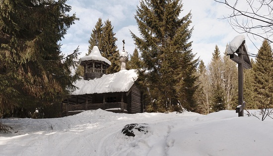 Деревянная церковь и крест в национальном парке Русский Север зимой