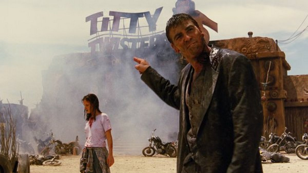 Финальная сцена фильма От заката до рассвета — герой на фоне дымящегося клуба и пирамиды майя