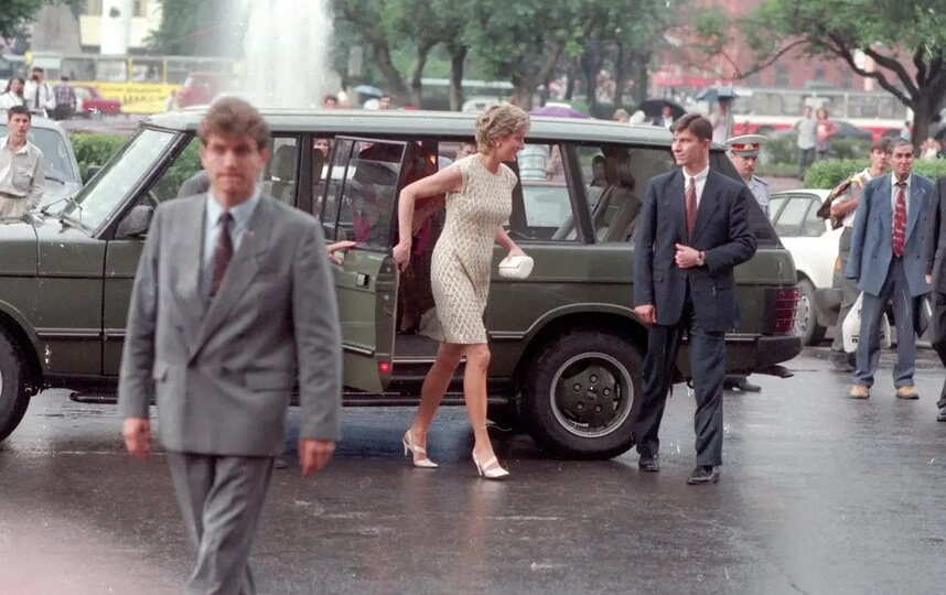 Принцесса Диана (Princess Diana) выходит из автомобиля в Москве, 1995 год