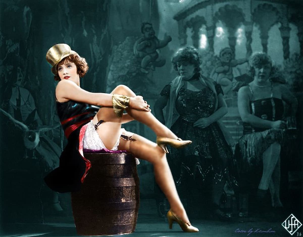 Марлен Дитрих в роли Лолы-Лолы фильм Голубой Ангел