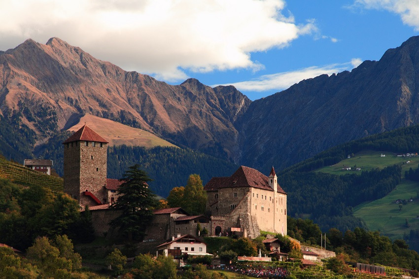 Замок Тироль резиденция Маргариты Маульташ на скале в горах