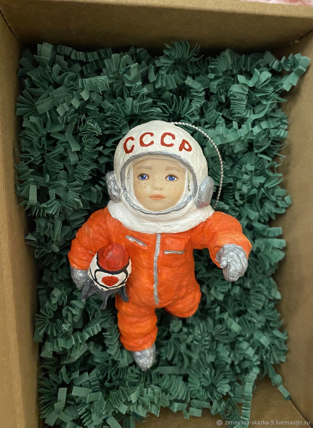 Ватная елочная игрушка-космонавт в современном исполнении