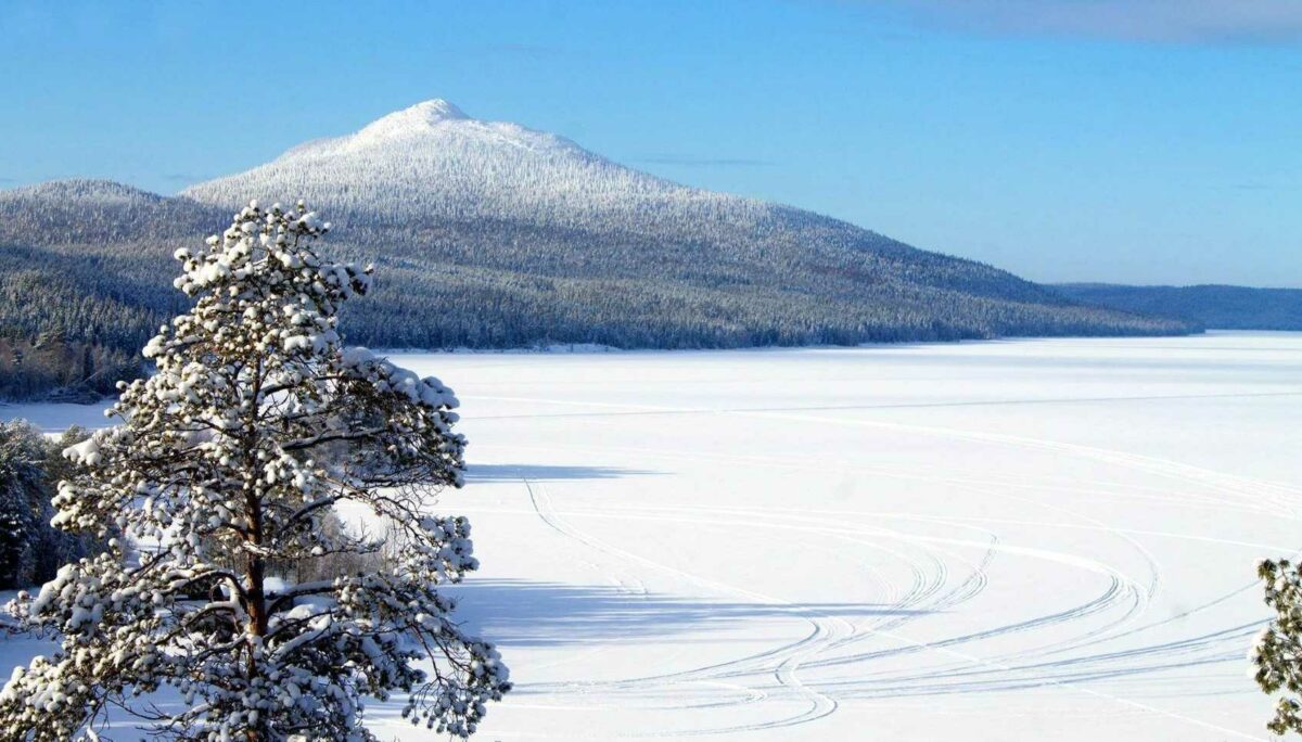 Зимний пейзаж национального парка Паанаярви в Карелии с заснеженными холмами