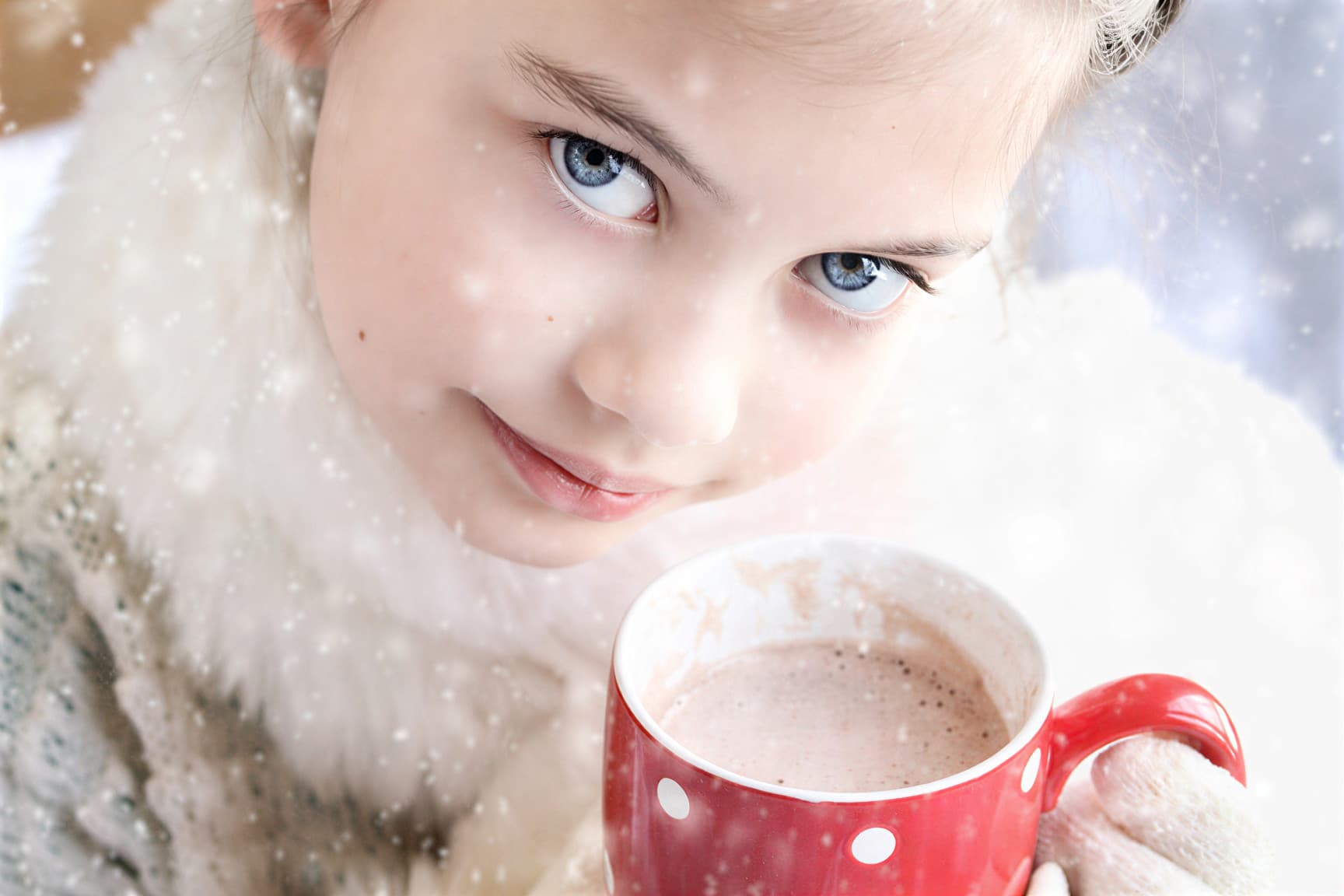 Девочка держит горячее какао с шоколадом в кружке зимний напиток
